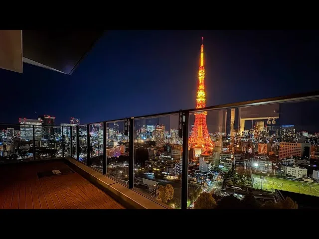東京タワーと夜景を望むテラス。シリーズの実物ではないイメージ写真